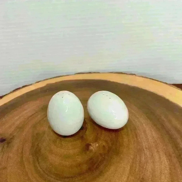 Porcelain egg shaped salt and pepper shakers - Picture 2 of 3